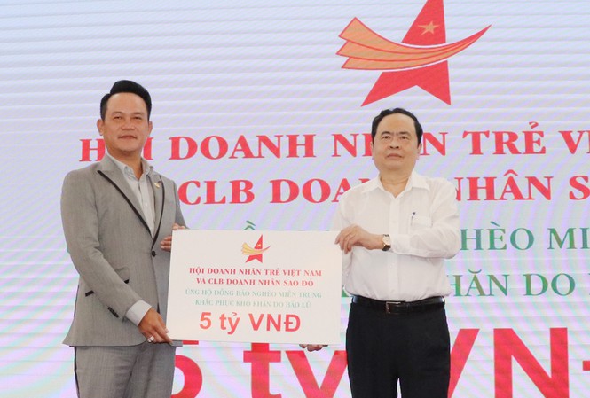 Doanh nhân trẻ Việt Nam ủng hộ 5 tỉ đồng chia sẻ với đồng bào miền Trung