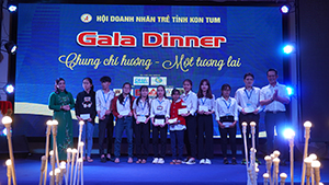 Hội doanh nhân trẻ tỉnh Kon Tum trao học bổng đến học sinh, sinh viên nghèo vượt khó, học giỏi