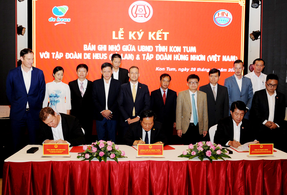 TIN TỨC SỰ KIỆN UBND tỉnh và Tập đoàn Hùng Nhơn (Việt Nam), Tập đoàn De Heus (Hà Lan) ký kết hợp tác phát triển nông nghiệp công nghệ cao