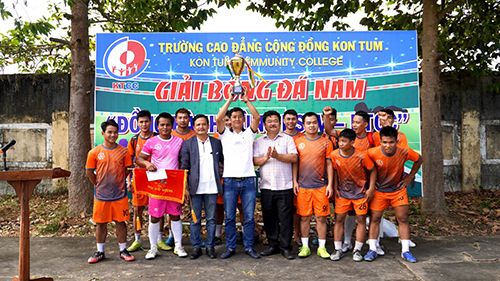 Đội bóng CLB Khởi nghiệp – ĐMST Hội doanh nhân trẻ tỉnh Kon Tum đăng quang vô địch giải bóng đá nam
