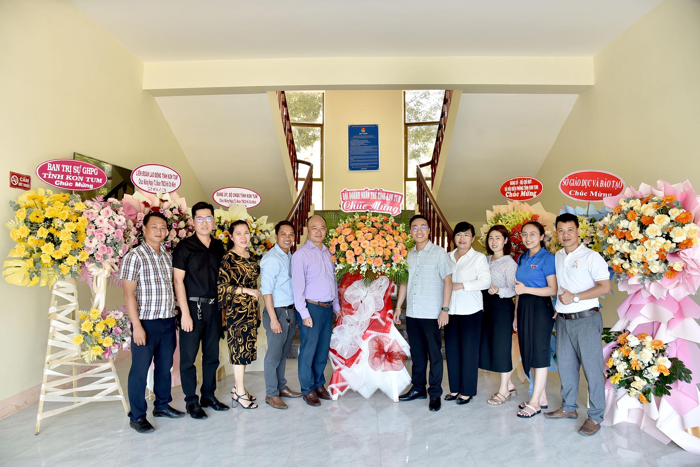 DNT -KT:  Tặng hoa chúc mừng tổ chức Đoàn; Hội LHTN Việt Nam tỉnh Kon Tum